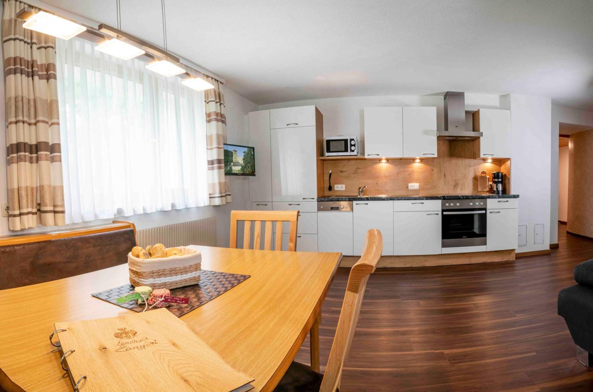 Landhaus Zangerl - Kobelerhof Landeck Habitación foto
